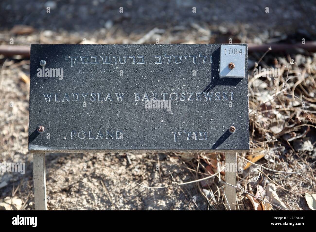 Brett mit Namen von Władysław Bartoszewski, polnischer Held half und rettete Juden während des zweiten Weltkriegs, Rechtschaffen im Garten der Nationen in Yad Vashem Stockfoto