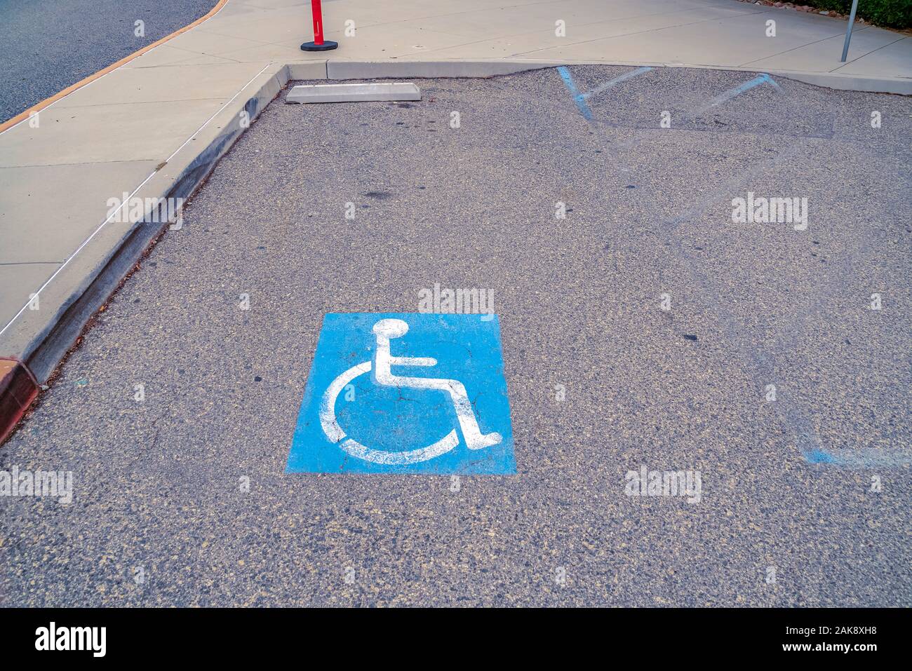 Behinderte Symbol auf dem Asphalt an einem bewölkten Tag lackiert Stockfoto