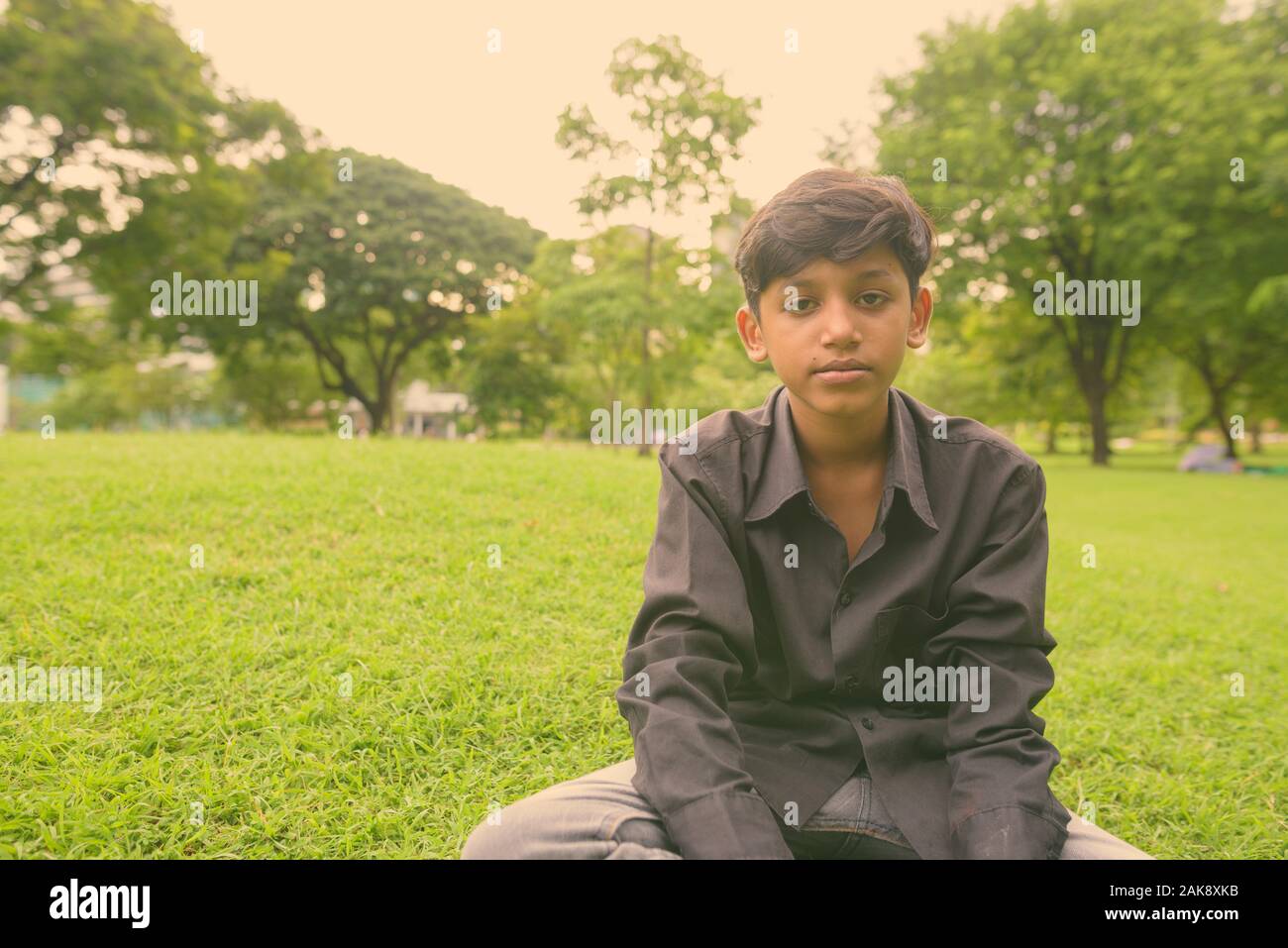 Porträt der Jungen Entspannung im Park Stockfoto