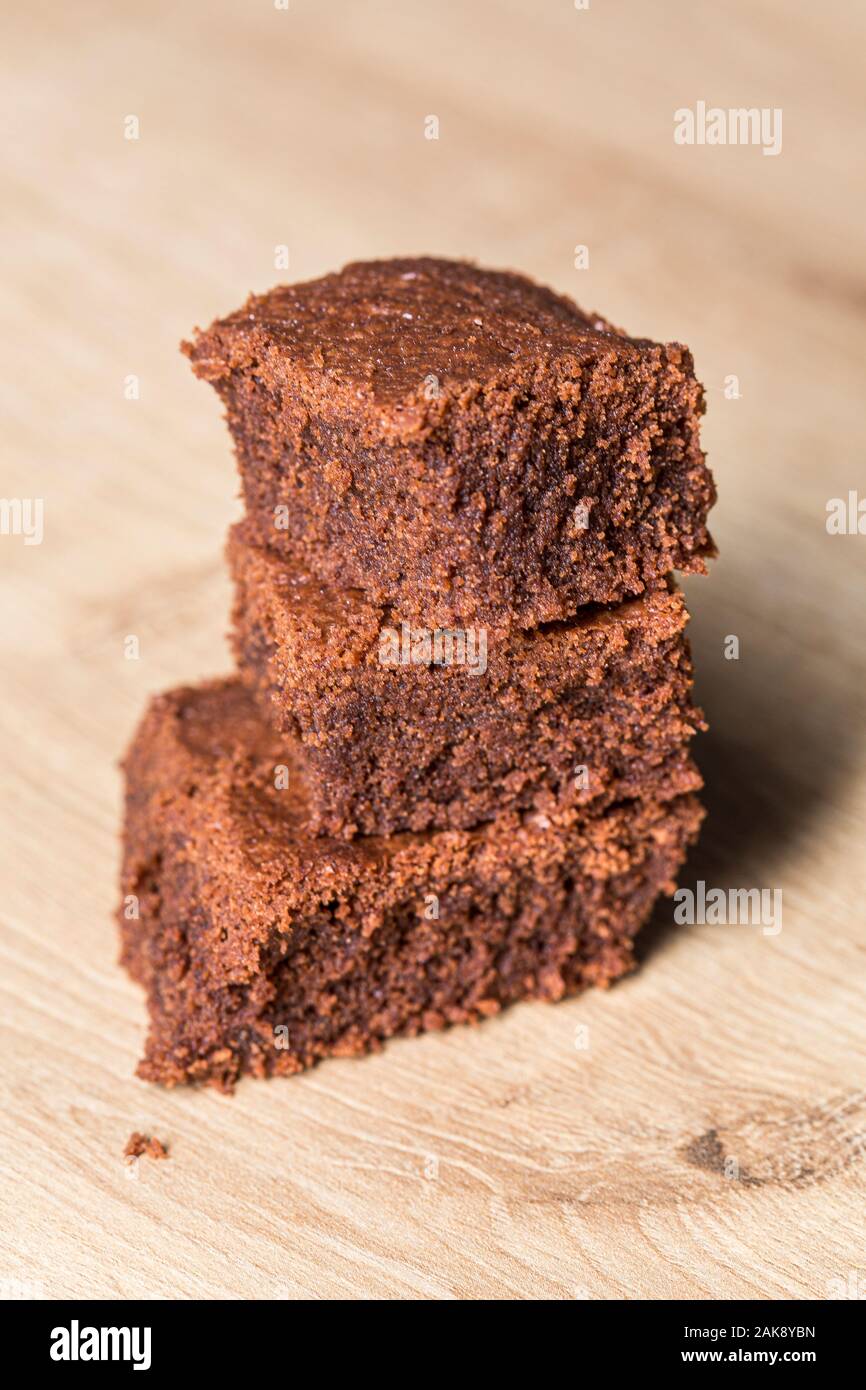 Chocolate Brownie Kuchen auf Stücke auf einem Holz- Oberfläche Stockfoto