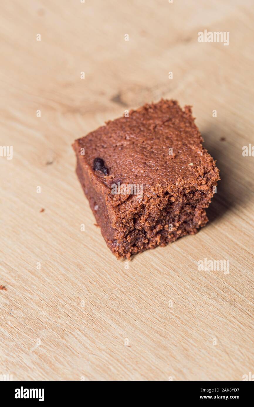Chocolate Brownie Kuchen auf Stücke auf einem Holz- Oberfläche Stockfoto
