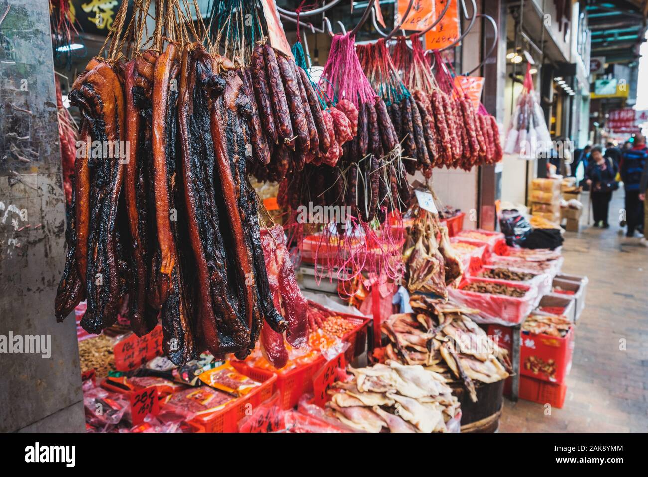 HongKong, China - November, 2019: Wurst und Fleisch hing in der traditionellen Metzgerei Street Market in Hong Kong Stockfoto