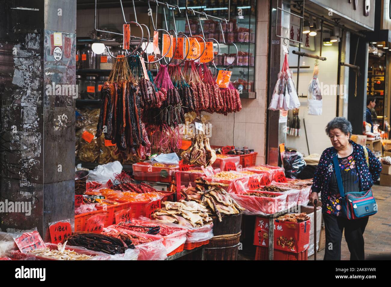 HongKong, China - November, 2019: Wurst und Fleisch hing in der traditionellen Metzgerei Street Market in Hong Kong Stockfoto