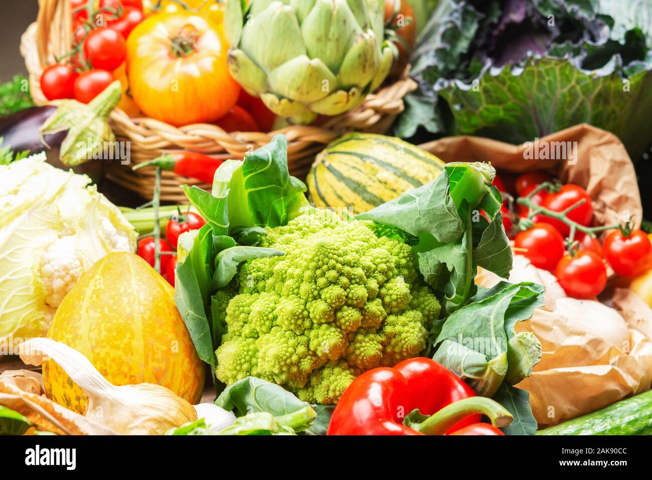 Null Abfall einkaufen. Vielfalt von bunten Bio Gemüse, Kohl Tomaten Zwiebeln Pilze squash Paprika Knoblauch. Gesund Hintergrund Nahaufnahme, selektiven Fokus Stockfoto
