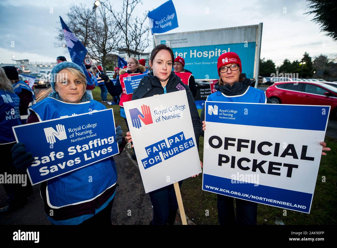 (Von links nach rechts) Tag der Operation Krankenschwestern Alison Cromie, Andrea Kearns, und Nicola Kozak melden Sie den Streikposten an der Ulster Hospital, Dundonald, als Tausende von Krankenschwestern über Nordirland, der einen anderen Tag einen Streik in einer Reihe über Pay begonnen haben. Der Protest folgt einer ähnlichen Streik im letzten Monat über Vergütung, die hinter den Kollegen in Großbritannien lag, und Personalmangel. Stockfoto