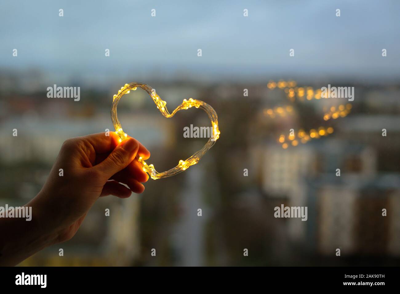 Herz aus kleine Lichter in der Frau die Hand Stockfoto