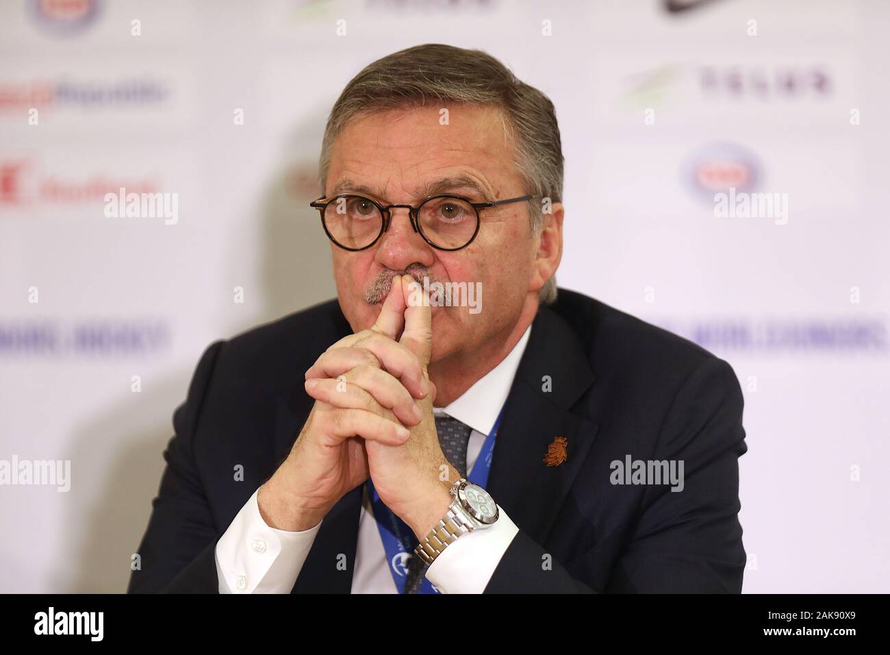 Präsident der International Ice Hockey Federation (IIHF) Rene Fasel bietet eine Pressekonferenz vor der 2020 IIHF World Junior Eishockey Champ Stockfoto