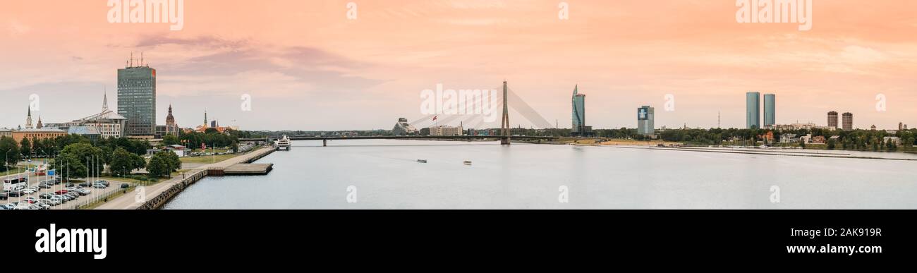 Riga, Lettland - 10. Juni 2019: Malerische Aussicht auf Terminal und Riga Vansu Cable-Stayed Bridge über den Fluss Daugava, westlichen Dwina. Stockfoto