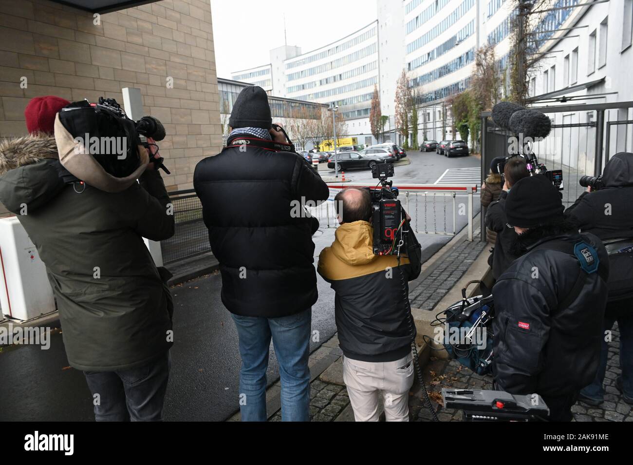 Kassel, Deutschland. 08 Jan, 2020. Journalisten beobachten im Innenhof der Polizei Hauptquartier von Nordhessen. Der mutmassliche Moerder der Kasseler Landrat will weitere Details über den Verlauf der Ereignisse zu geben und war dem Präsidium für diese Gefahren. Quelle: Uwe Zucchi/dpa/Alamy leben Nachrichten Stockfoto