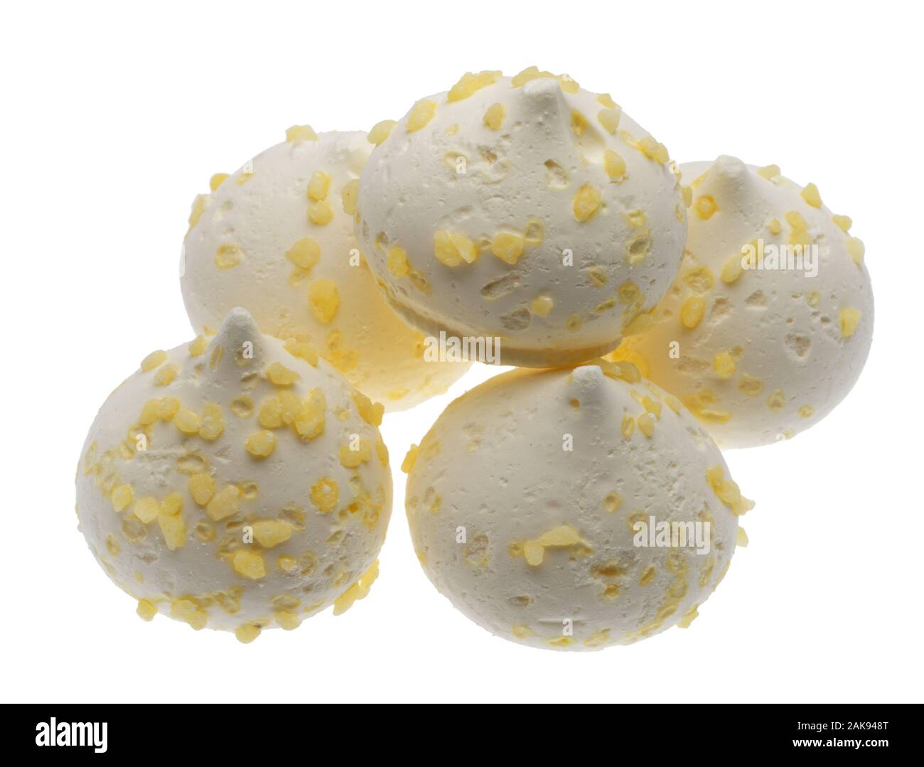 Eine Gruppe von fünf Mini meringues vor einem weißen Hintergrund. Stockfoto
