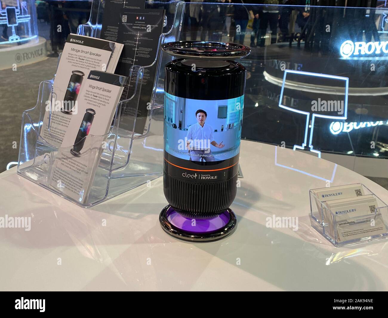 Die Mirage Smart Lautsprecher, mit flexiblen Bildschirm um ihn herum gewickelt, der Royole Corporation auf der Consumer Electronics Show (CES), die jährliche Messe im Las Vegas Convention Center, Nevada gehalten wird, in den Vereinigten Staaten. Stockfoto