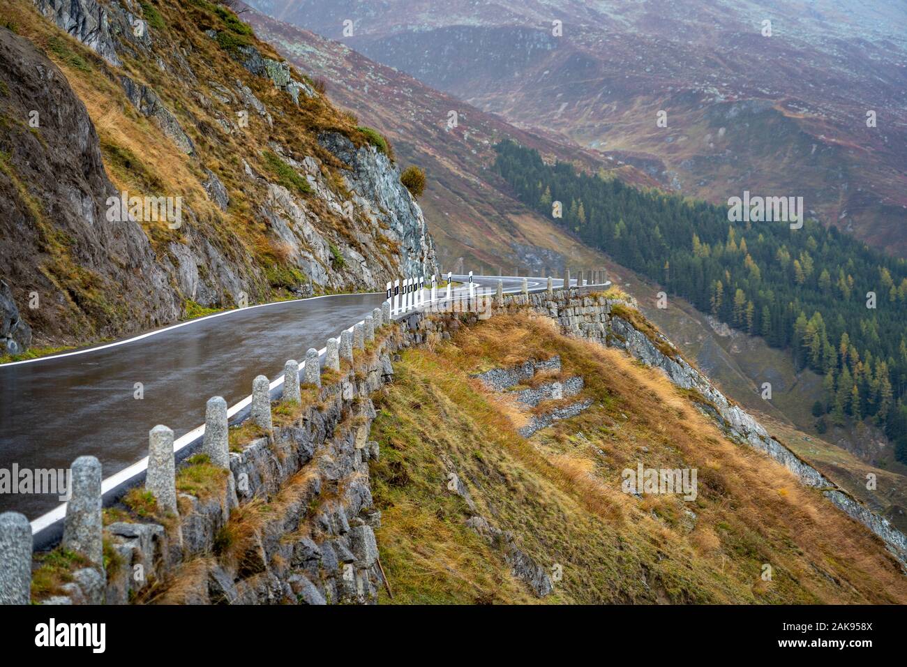 Windige Straßen entlang Furkapass in der Schweiz, Blick von der James Bond Parkplatz Stockfoto