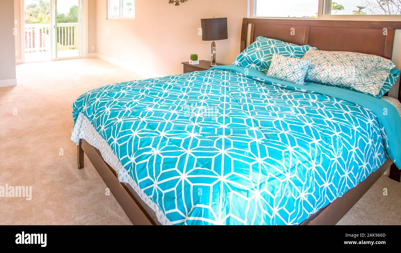 Panorama große Bett kommt auf die Kamera in einem schmalen Raum im südlichen Kalifornien Stockfoto