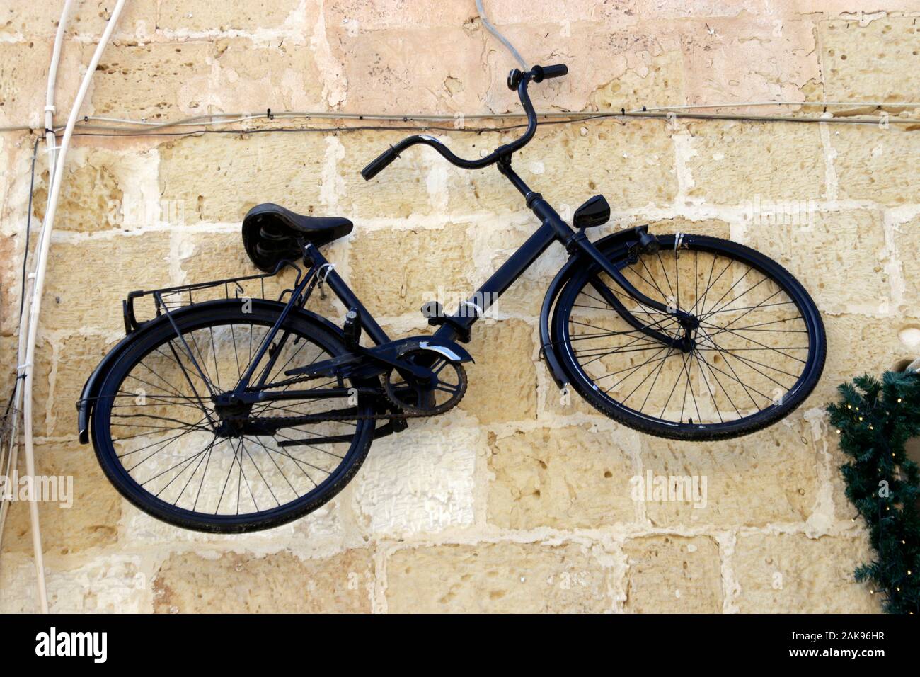 Mit dem Fahrrad auf eine Wand, Medina Malta Stockfoto