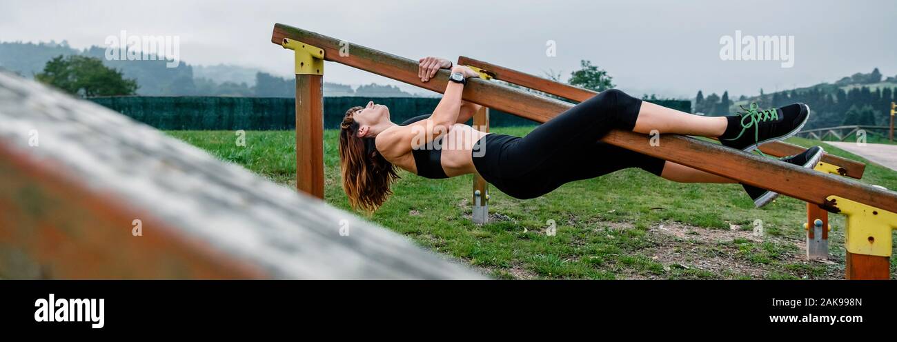 Sportlerin Ausbildung an einer Bar aus Holz Stockfoto