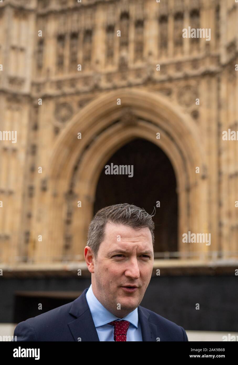 Neu gewählten Sinn Féin MP, John Finucane, spricht mit den Medien