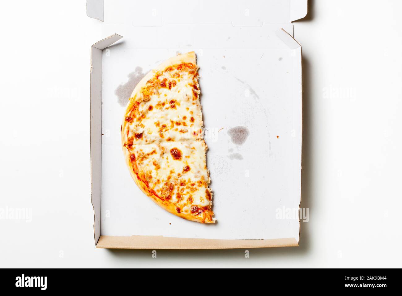 Thunfisch Pizza in einem Karton Stockfoto