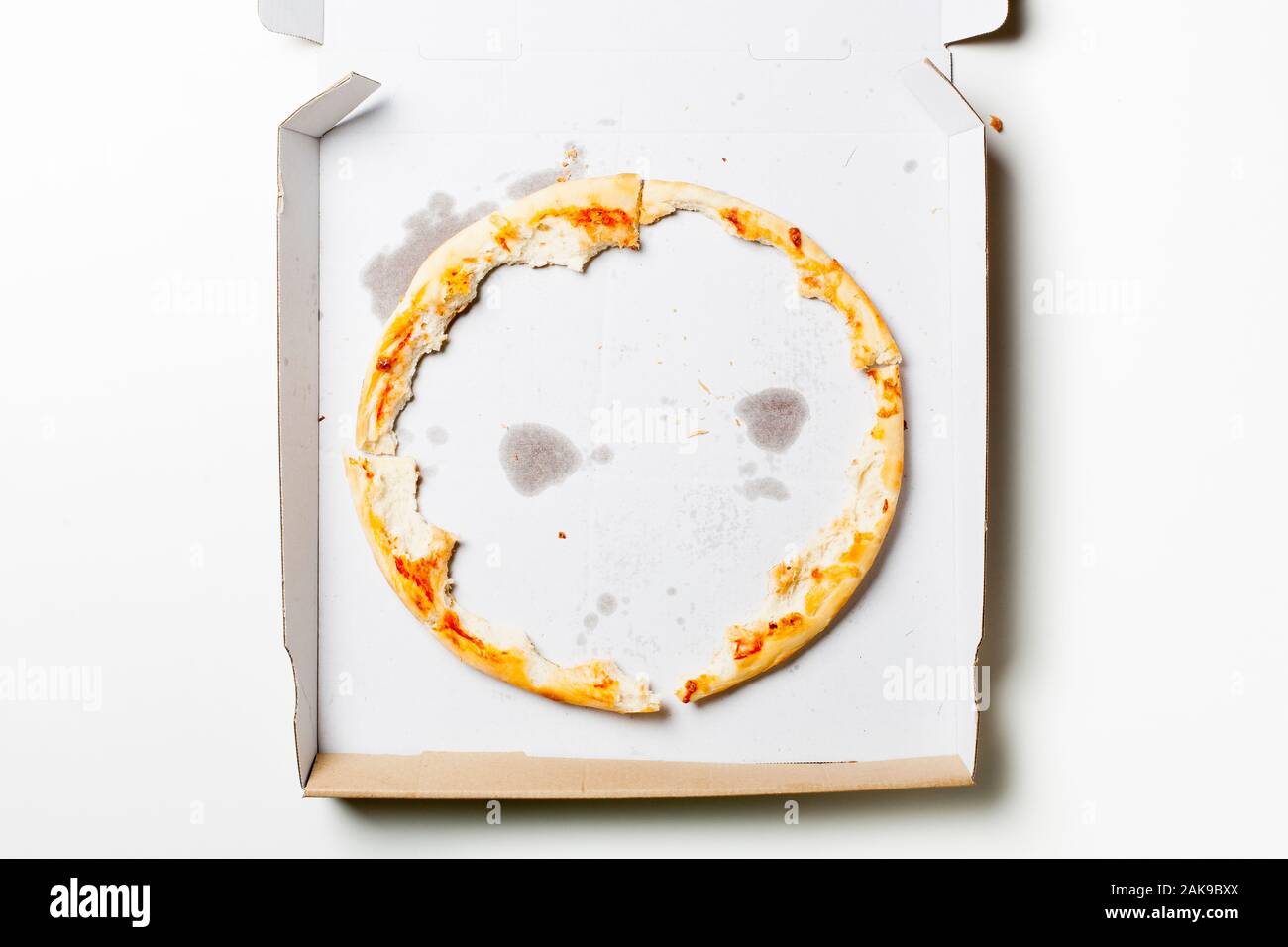 Links auf eine Pizza in einem Karton Stockfoto
