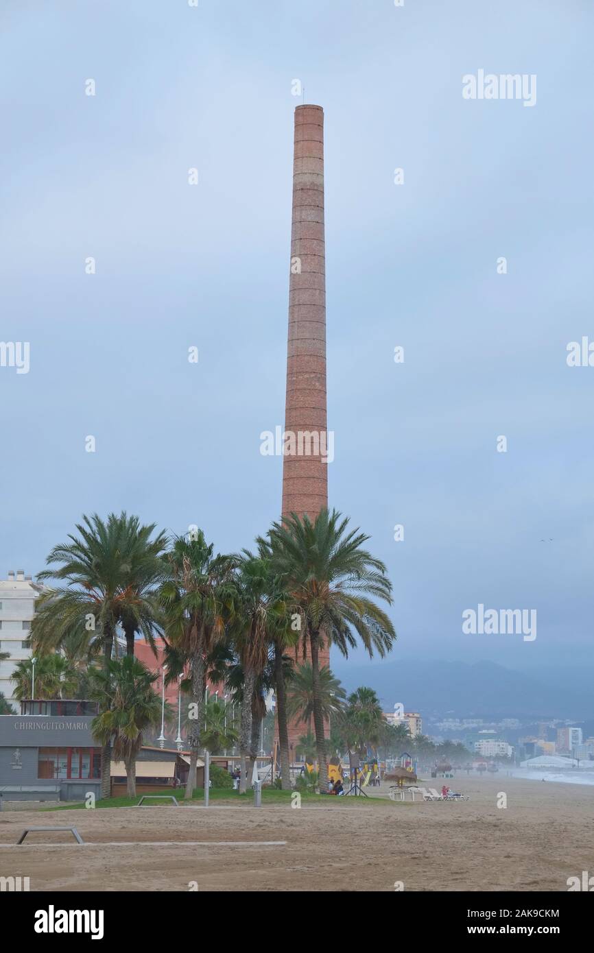 Strand Misericordia - Monicas Kamin (Playa de la misericordia y chimenea Mónica). Málaga, Spanien. Stockfoto