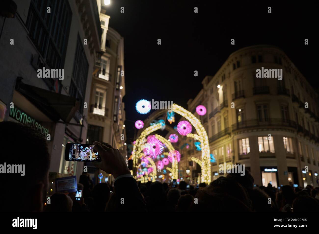 Mit einem Smartphone von Málaga Weihnachten Beleuchtung. Andalusien, Spanien. Stockfoto