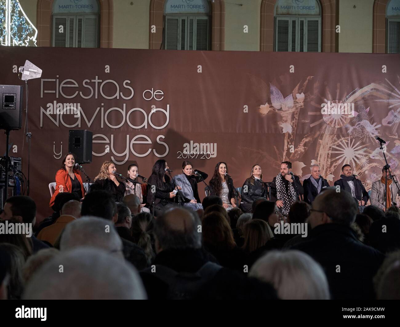 Gruppe von Musikern singen Weihnachtslieder in Málaga, Andalusien, Spanien. Stockfoto