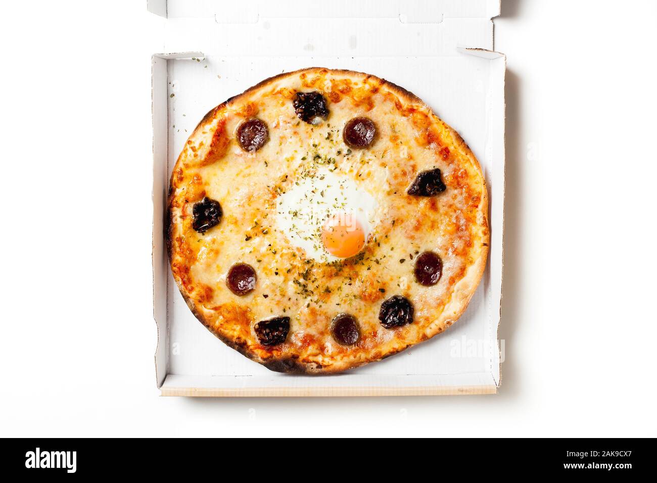 Eier und Würstchen, Pizza in einem Karton Stockfoto