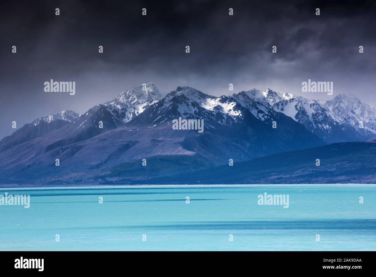 Neuseeland, Südinsel. Berge in der Mitte der Südinsel gesehen von Lake Pukaki. Die türkisblaue Farbe kommt von ausgesetzt Mineralien fr Stockfoto