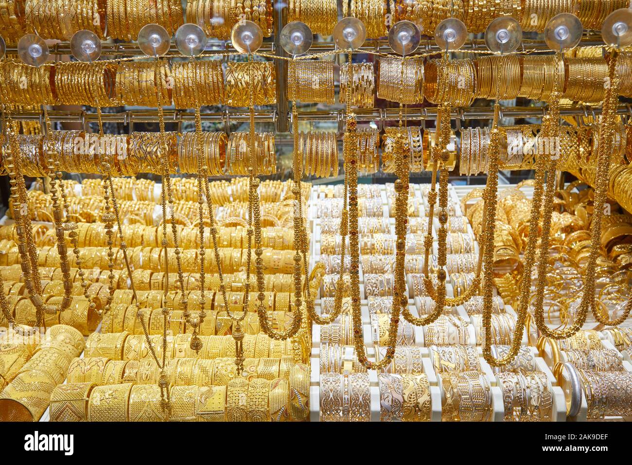 Gold market Fenster mit Schmuck, Halsketten, Armbänder und Luxus Accessoires Stockfoto