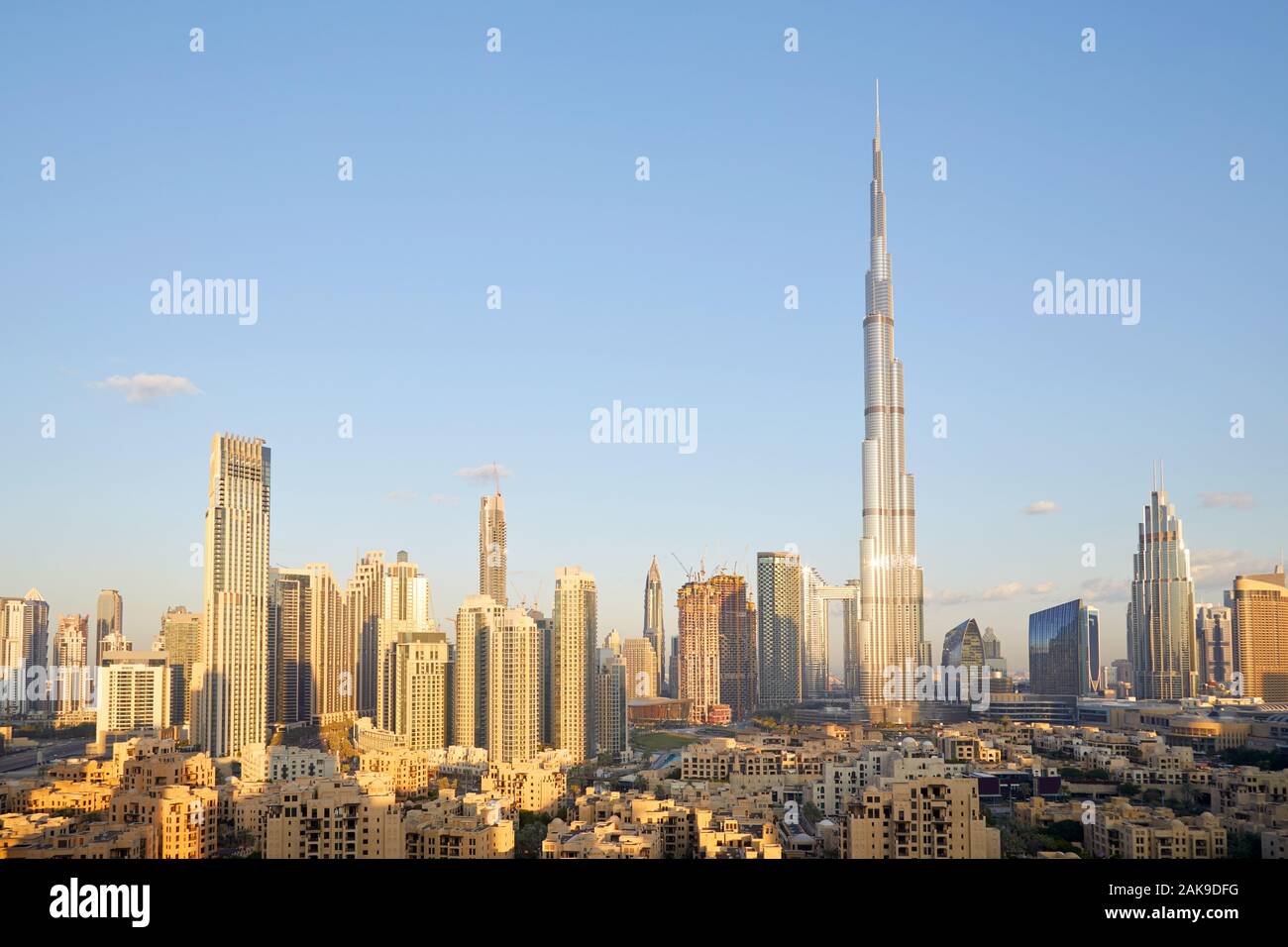 Skyline von Dubai mit Burj Dubai Wolkenkratzer in einem sonnigen Tag, blauer Himmel Stockfoto