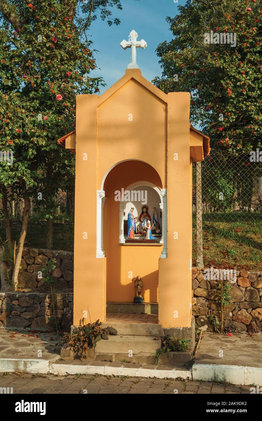 Katholische Heiligtum mit Statuen von Heiligen, die von unbekannter Autor in der Nähe von Bento Goncalves. Ein Wein produzierenden Land Stadt im Süden Brasiliens. Stockfoto
