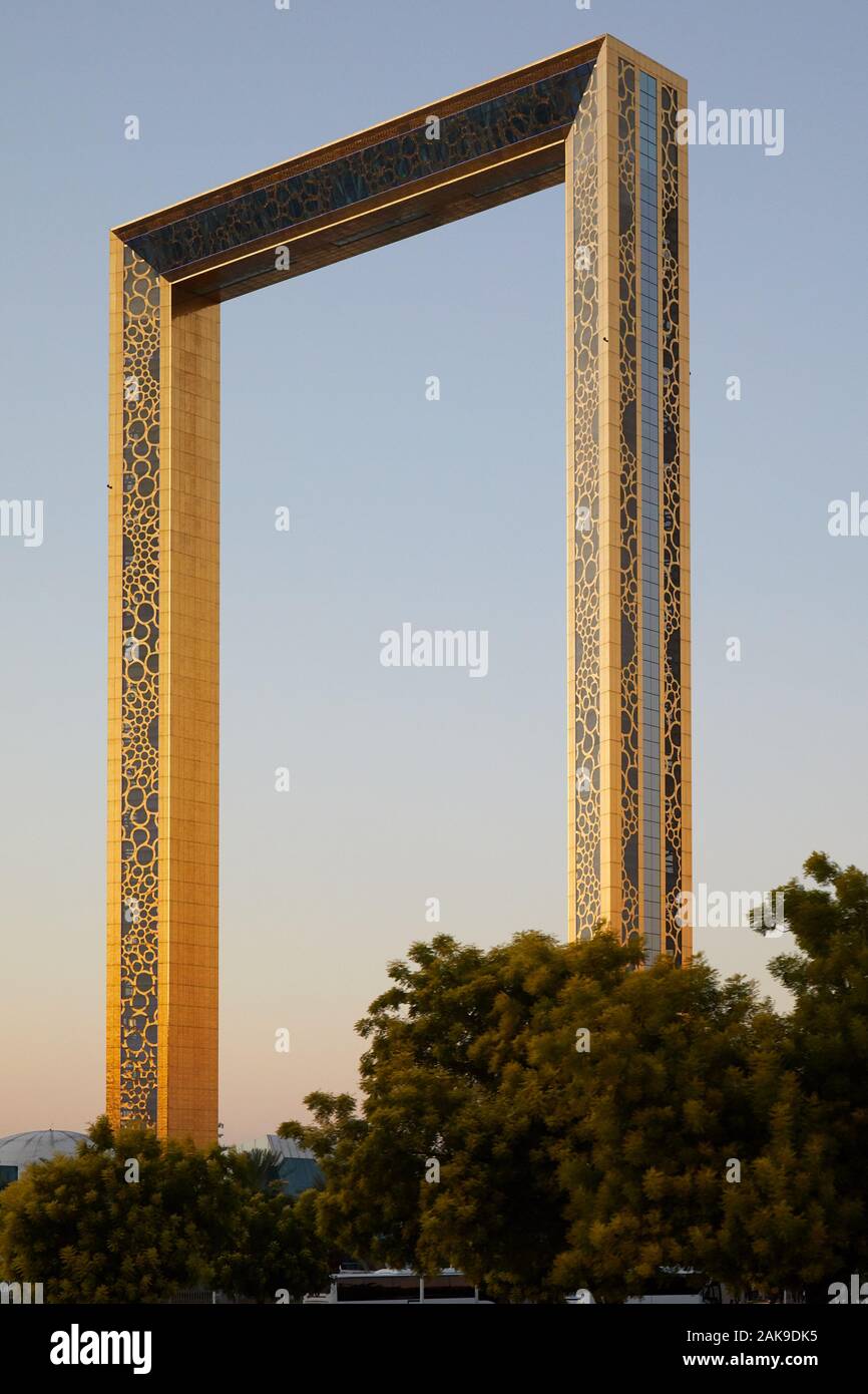 DUBAI, VEREINIGTE ARABISCHE EMIRATE - 22. NOVEMBER 2019: Dubai Frame, goldene Beobachtung Attraktion am Abend, klaren Himmel Stockfoto