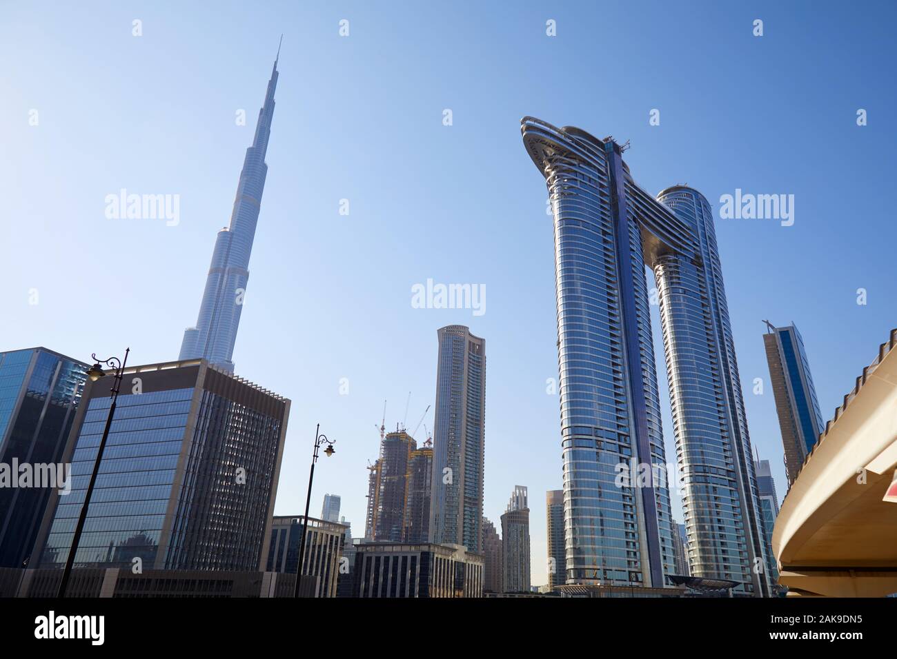 DUBAI, VEREINIGTE ARABISCHE EMIRATE - November 23, 2019: Wolkenkratzer Burj Khalifa, Adresse Himmelsansicht und moderne Gebäude in einer klaren sonnigen Tag Stockfoto