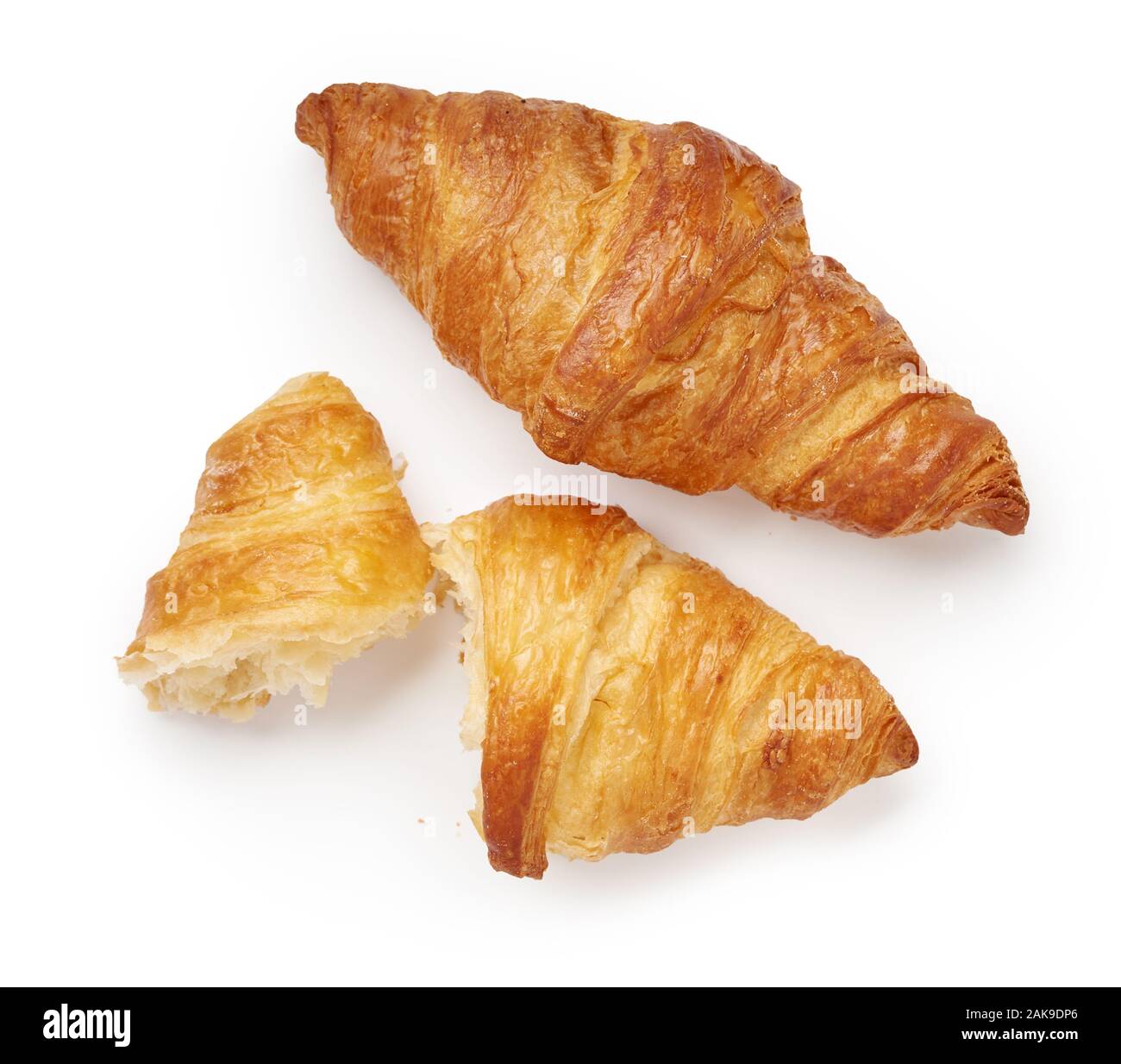 Zwei Croissants mit Krümel auf weißem Hintergrund Stockfoto