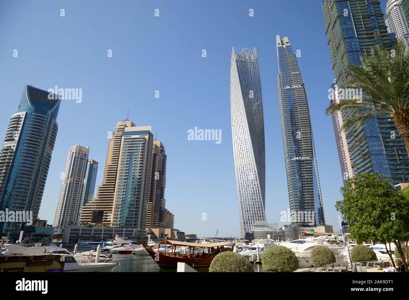 DUBAI, VEREINIGTE ARABISCHE EMIRATE - 23. NOVEMBER 2019: der Yachthafen von Dubai Wolkenkratzer und Hafen mit Yachten in einem sonnigen Tag, Clear blue sky in Dubai Stockfoto