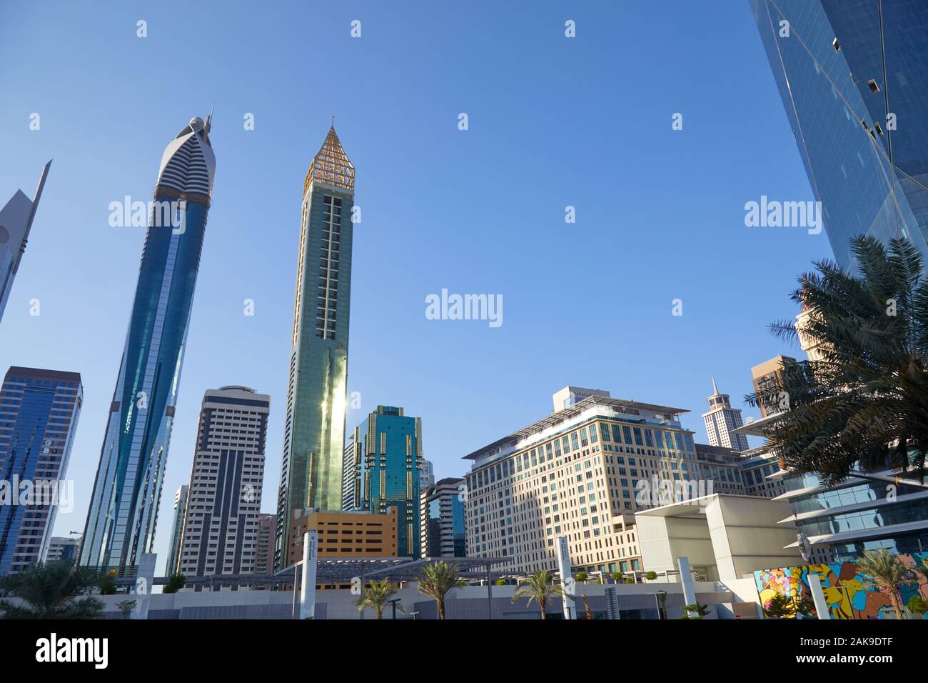 DUBAI, VEREINIGTE ARABISCHE EMIRATE - November 23, 2019: Dubai Financial District, modernen Wolkenkratzern Low Angle View an einem sonnigen Tag, blauer Himmel Stockfoto