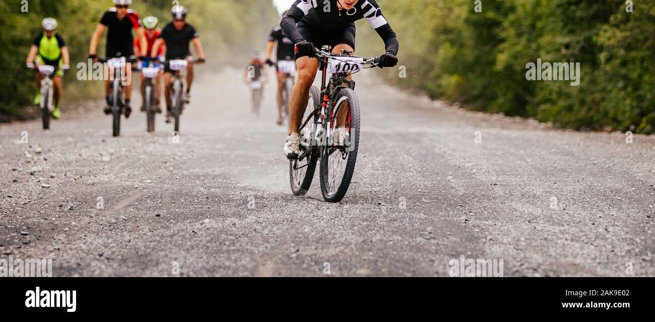 Radfahrer Reiter an der Spitze des Peloton cross-country Mountain Bike Race Stockfoto