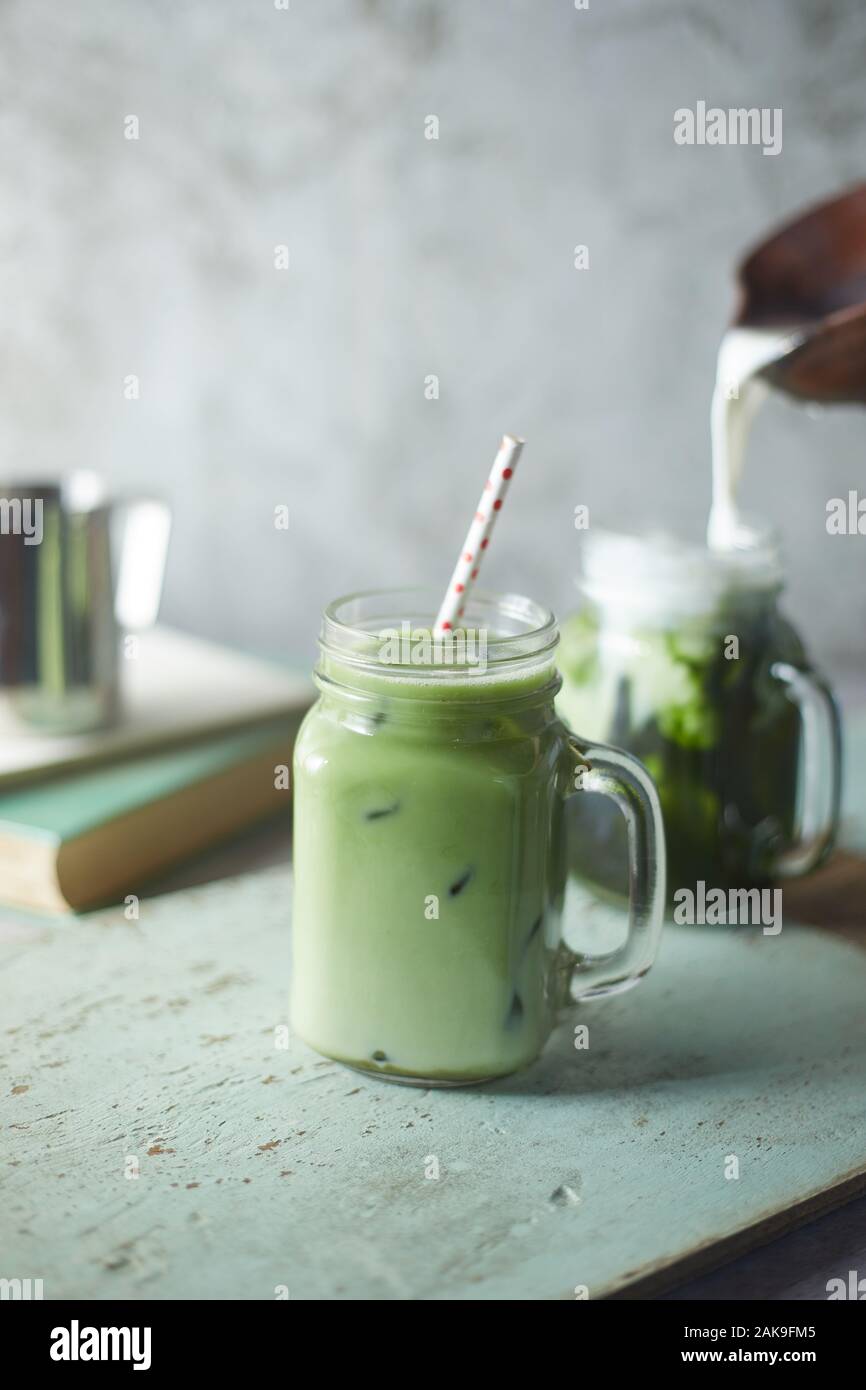 Hausgemachte Eistee Matcha Latte Tee mit Milch. Stockfoto
