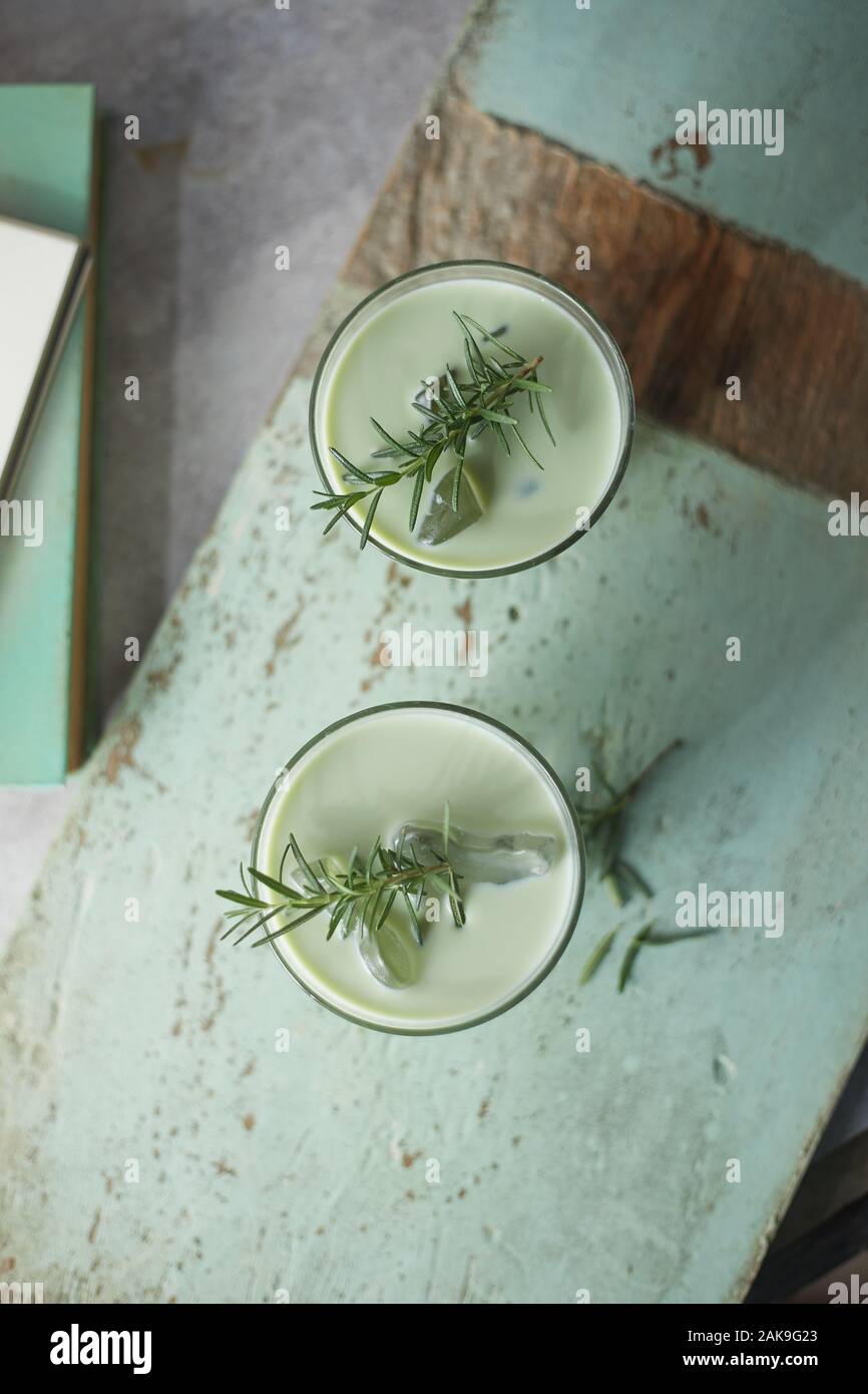 Hausgemachte Eistee Matcha Latte Tee mit Milch. Stockfoto