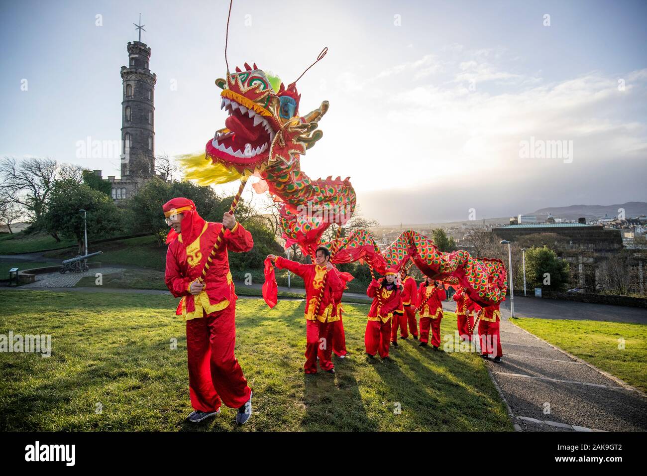 Tänzerinnen und Tänzer aus der Edinburgh Chinese Education Center ein chinesischer Drache Tanz durch die 2020 chinesischen Neue Jahr feiern und das Jahr der Ratte auf dem Calton Hill, Edinburgh zu starten. Stockfoto