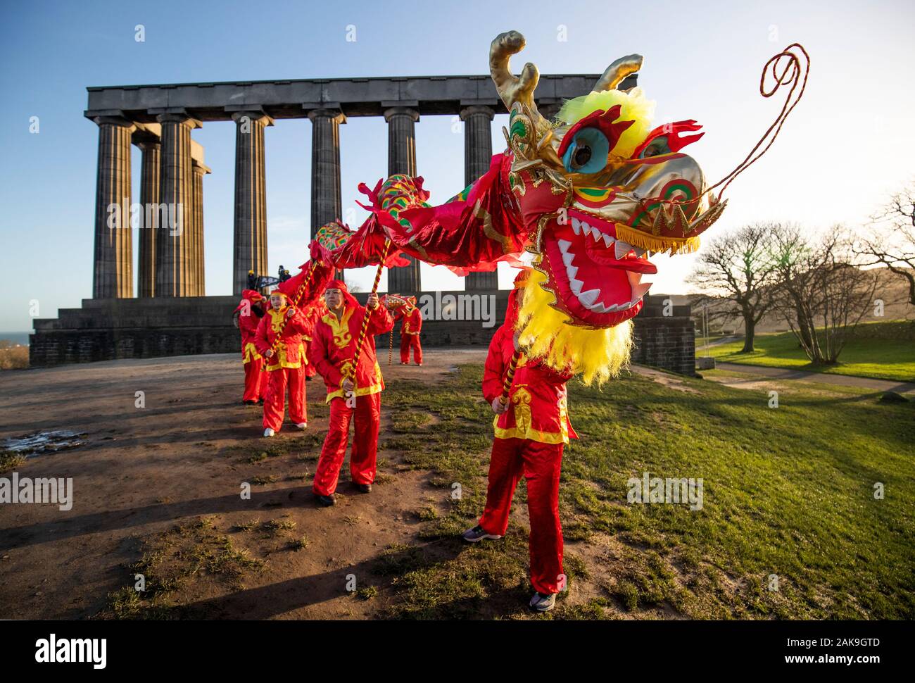 Tänzerinnen und Tänzer aus der Edinburgh Chinese Education Center ein chinesischer Drache Tanz durch die 2020 chinesischen Neue Jahr feiern und das Jahr der Ratte auf dem Calton Hill, Edinburgh zu starten. Stockfoto