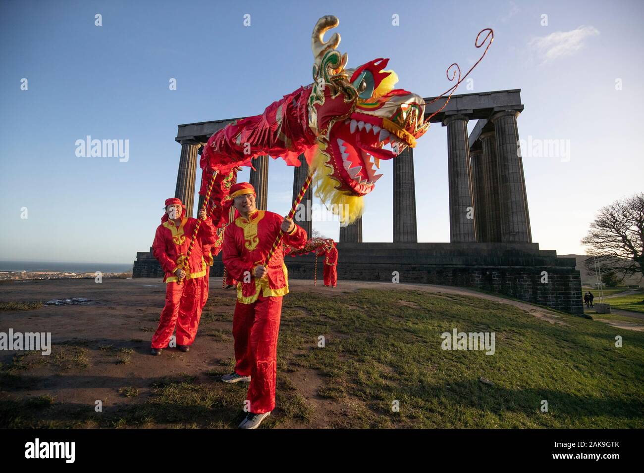 Tänzerinnen und Tänzer aus der Edinburgh Chinese Education Center ein chinesischer Drache Tanz durch die 2020 chinesischen Neue Jahr feiern und das Jahr der Ratte auf dem Calton Hill, Edinburgh zu starten. Stockfoto
