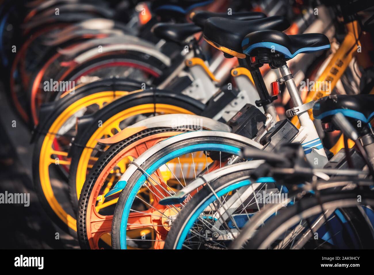 Teilen E-Bikes auf dem Bürgersteig geparkt, Hangzhou Stockfoto