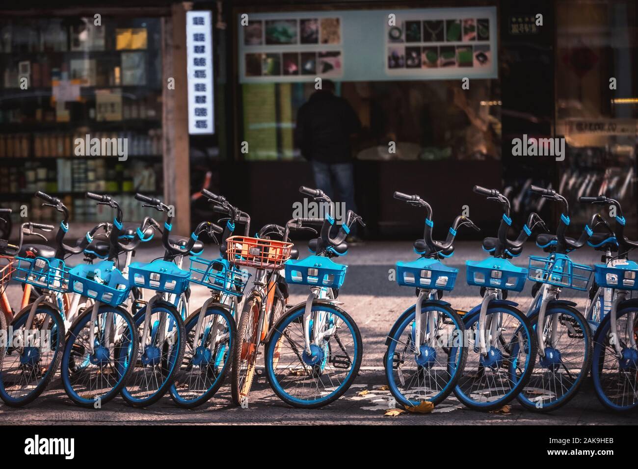Vermietung E-Bikes auf dem Bürgersteig geparkt, Hangzhou Stockfoto