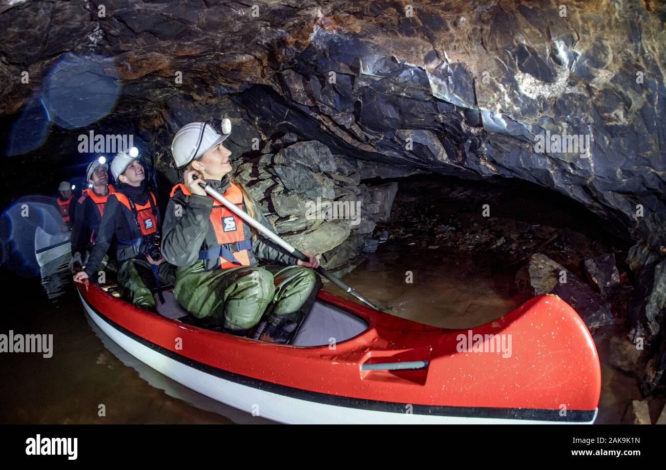 28 November 2019, Sachsen-Anhalt, Sangerhausen: Teilnehmer einer Exkursion mit Kanus zu navigieren die Wettelrode reed Welle. Seit etwa 20 Jahren das Museum 'ErlebnisZentrum Bergbau Röhrigschacht Wettelrode' bietet hat längere Ausflüge im Untergrund in einer Tiefe von etwa 300 m. Vor kurzem wurde eine neue Tour gestartet wurde, in denen ein Teil der Strecke durch die Kanus abgedeckt ist. Die ersten Bergleute graben begann für Kupfererz in der Mansfelder Land etwa vor 800 Jahren. Ab dem Jahr 1750 ff., intensive Bergbau wurde durchgeführt. Insgesamt wurden rund 2,6 Millionen Tonnen Kupfer und 14,213 Tonnen Stockfoto