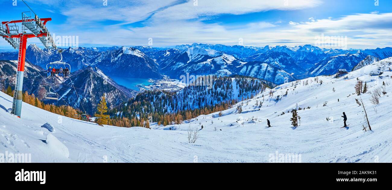 Panorama mit Snowbound Steigung der Feuerkogel, modernen Sessellift, Traunsee vallet und felsigen Alpen Salzkammergut auf dem Hintergrund, Ebensee, Stockfoto
