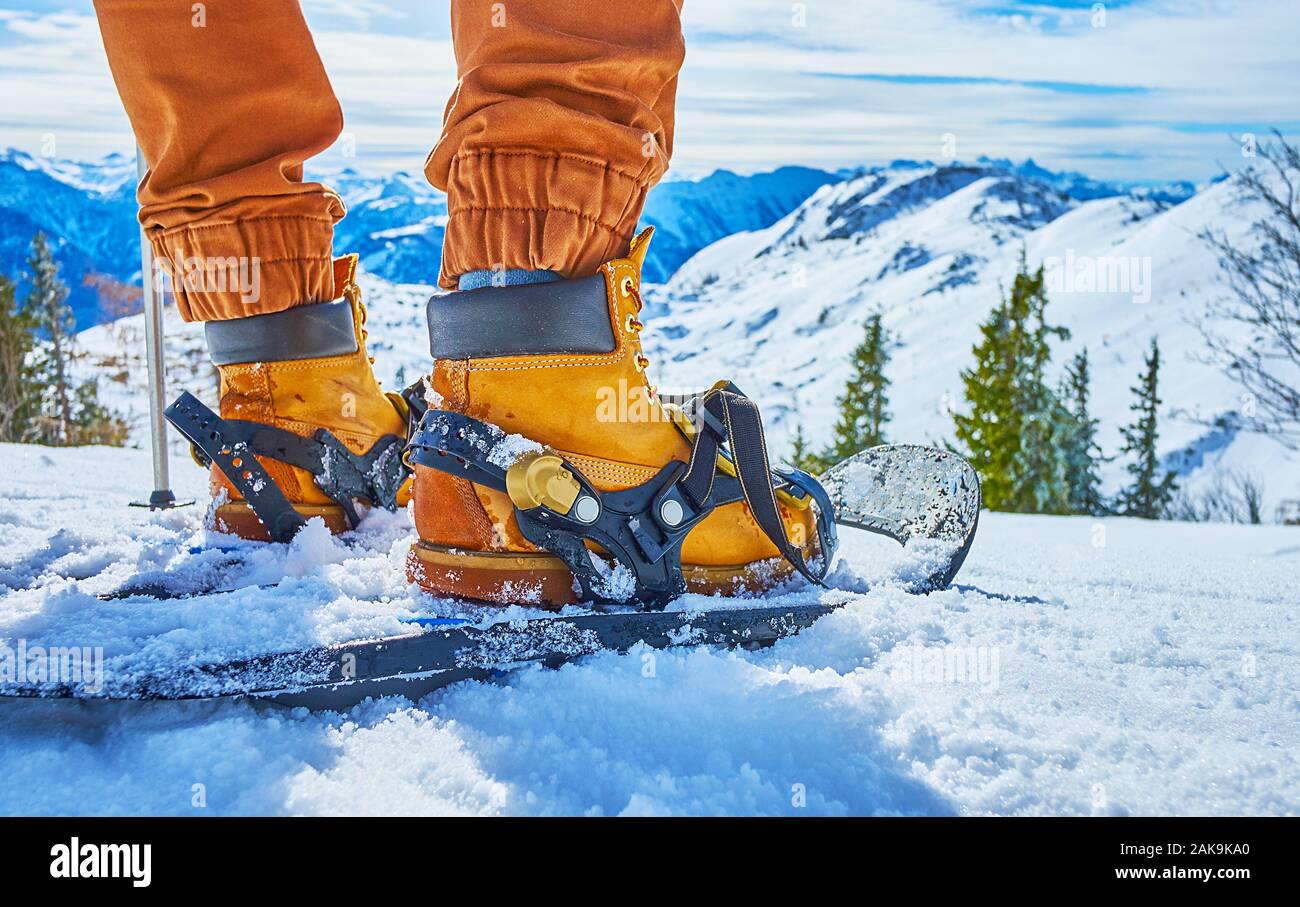 Die Beine und Füße Der snowshoer, auf den Bergen Kante und schneebedeckten Dachstein Alpen, Feuerkogel Hochplateau, Ebensee, Salzkammergut, Stockfoto