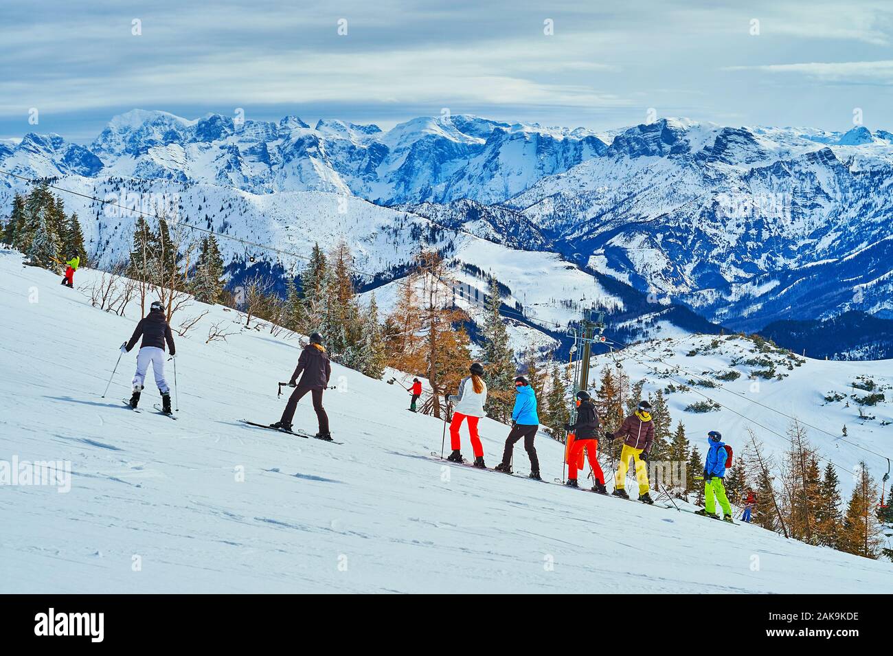 Die Gruppe der Anfänger Sportler der Skischule auf den sanften Hang während der Ausbildung, Feuerkogel Mountain, Ebensee, Salzkammergut, Austri Stockfoto
