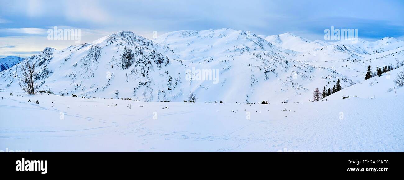 Die schweren Wolken über dem Feuerkogel Pisten von Dachstein massive der Alpen mit zahlreichen Pisten für Skifahrer, Snowboarder und Schneeschuhwanderer, Besuch Ebense Stockfoto