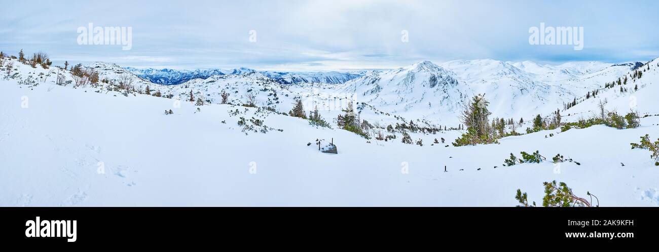 Idyllische winter Natur der Alpen mit Wald, bedeckt mit Schnee, grau cloudscape und felsigen Berghängen im Hintergrund Fichte, Feuerkogel, Eb Stockfoto