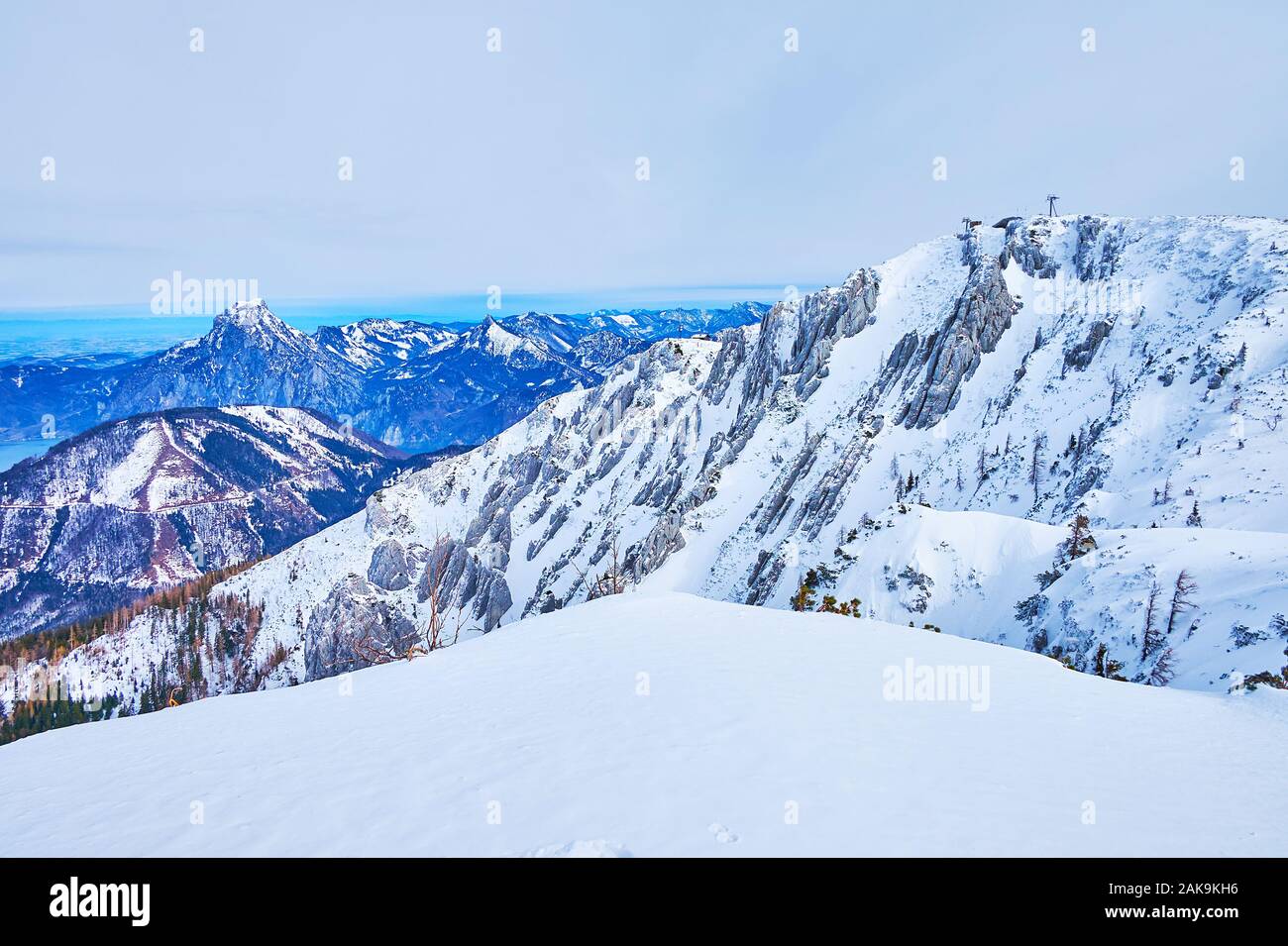 Beachten Sie die steile, felsige Hänge und scharfen Kegel von Dachstein Alpen von oben Alberfeldkogel Berg, berühmt für Europakreuz Viewpoint, Ebensee, Salz Stockfoto
